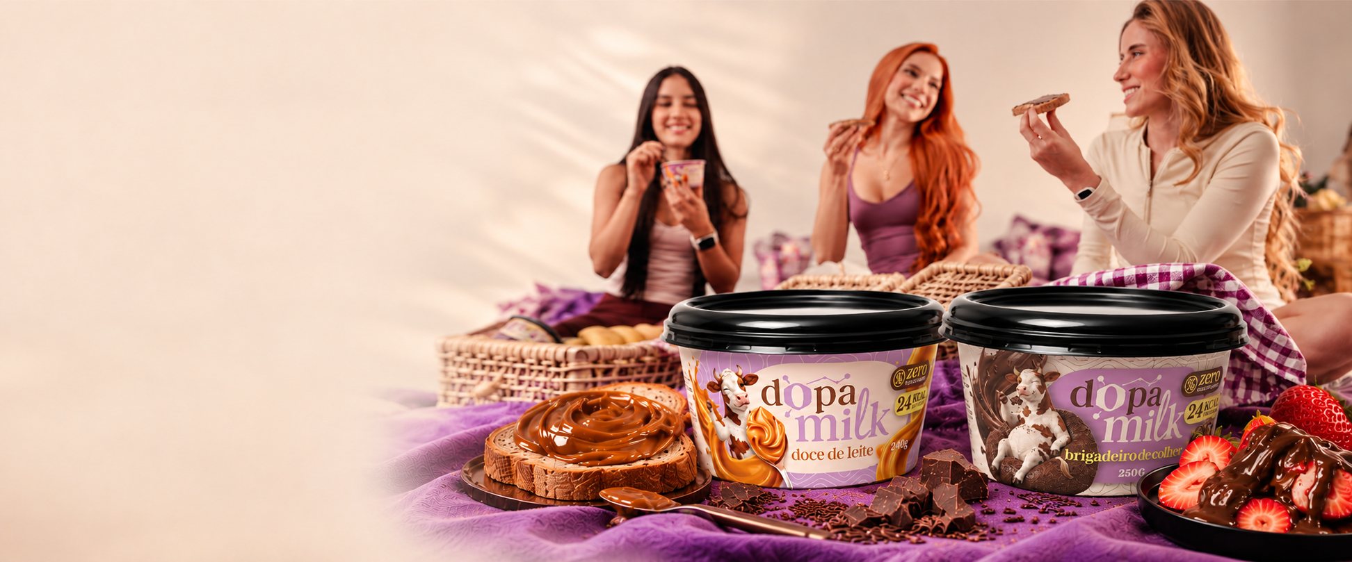 amigas comendo Dopa Milk num piquenique, com os potes de doce de leite e brigadeiro de colher em primeiro plano
