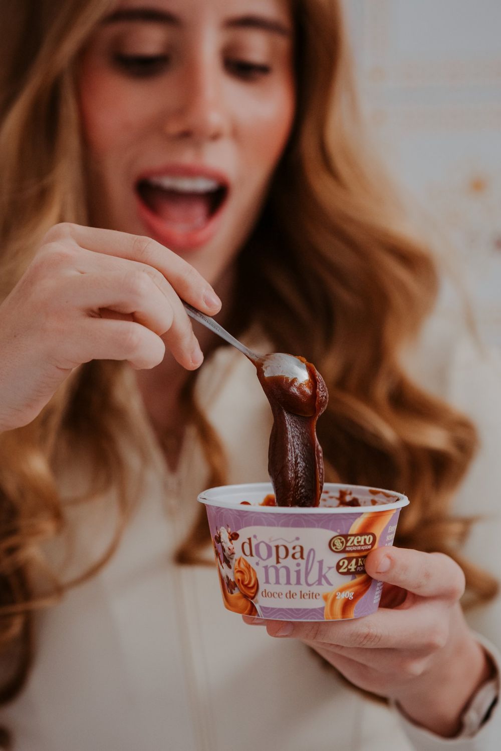 mulher comendo doce de leite Dopa Milk